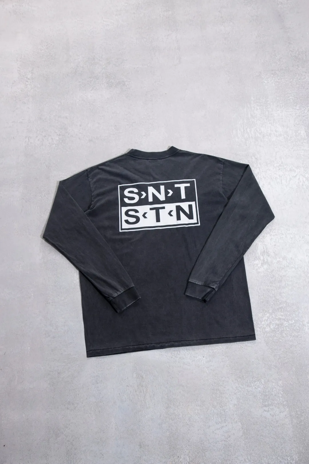 8065 P158 Saint Michael is a Japanese street fashion brand co-founded in 2020 by Japanese designer Yuta Hosokawa (director of READYMADE) and American visual artist Cali Thornhill DeWitt. The brand name is derived from "Saint Michael" (the archangel) in religious imagery, which symbolizes strength and protection. Its core concept combines American street culture, religious art and Japanese retro aesthetics, and is committed to conveying the "sense of time" and counterculture spirit through distressed craftsmanship, artistic co-branding and narrative design. Brands often break the boundaries between fashion and pop culture through cross-border cooperation (such as animation, music, art), such as co-branding with classic IPs such as "Saint Seiya", "Pluto" and "One Piece", combining the two-dimensional feelings with streetwear to form a unique cultural symbol. Fully matched. Tube-woven fabrics without side seams are dyed and washed. The most popular Japanese artist brands are famous for their unique heavy-duty distressing. The pattern highlights the strong belief, with a high weight of 260g! The fabric is thick, the garment is dyed and washed, and sandblasted. It can be said that each finished product is unique! SAINTXXXX washed and distressed long-sleeved black S (chest 56, length 72, sleeve length 65, shoulder width 53) M (chest 58, length 74, sleeve length 66, shoulder width 54) L (chest 60, length 76, sleeve length 67, shoulder width 55) XL (chest 62, length 78, sleeve length 68, shoulder width 56) recommended 170cm and below, 80-130kg S 170-175cm, 130-150kg M 175-180cm, 150-170kg L 180-185cm, 170-190kg XL